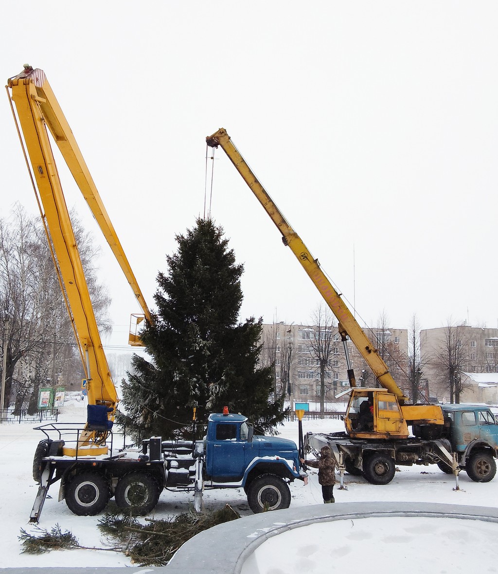 В Пучеже устанавливают елку | 13.12.2023 | Новости Пучежа - БезФормата